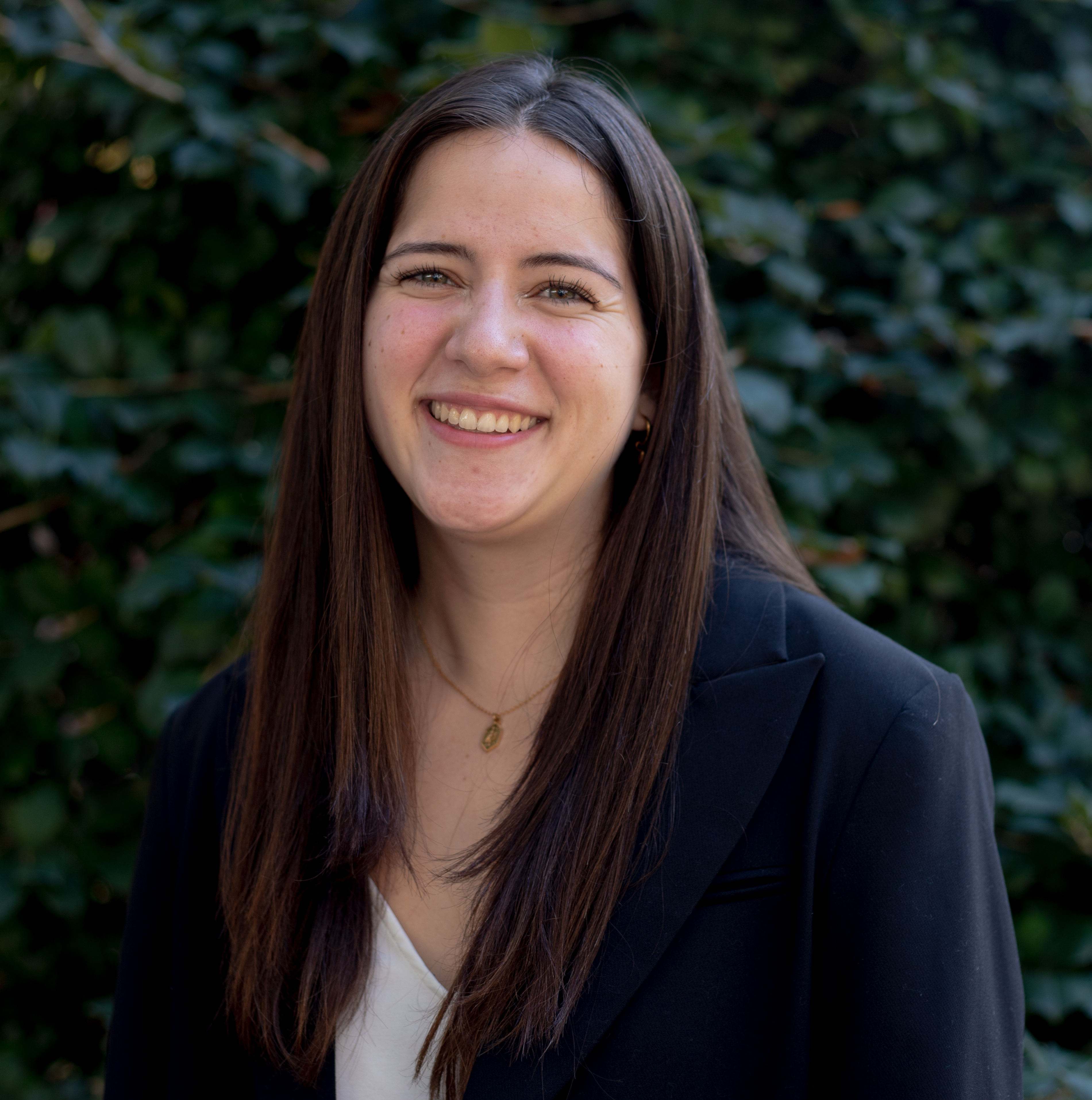 Bella DeShayes Headshot