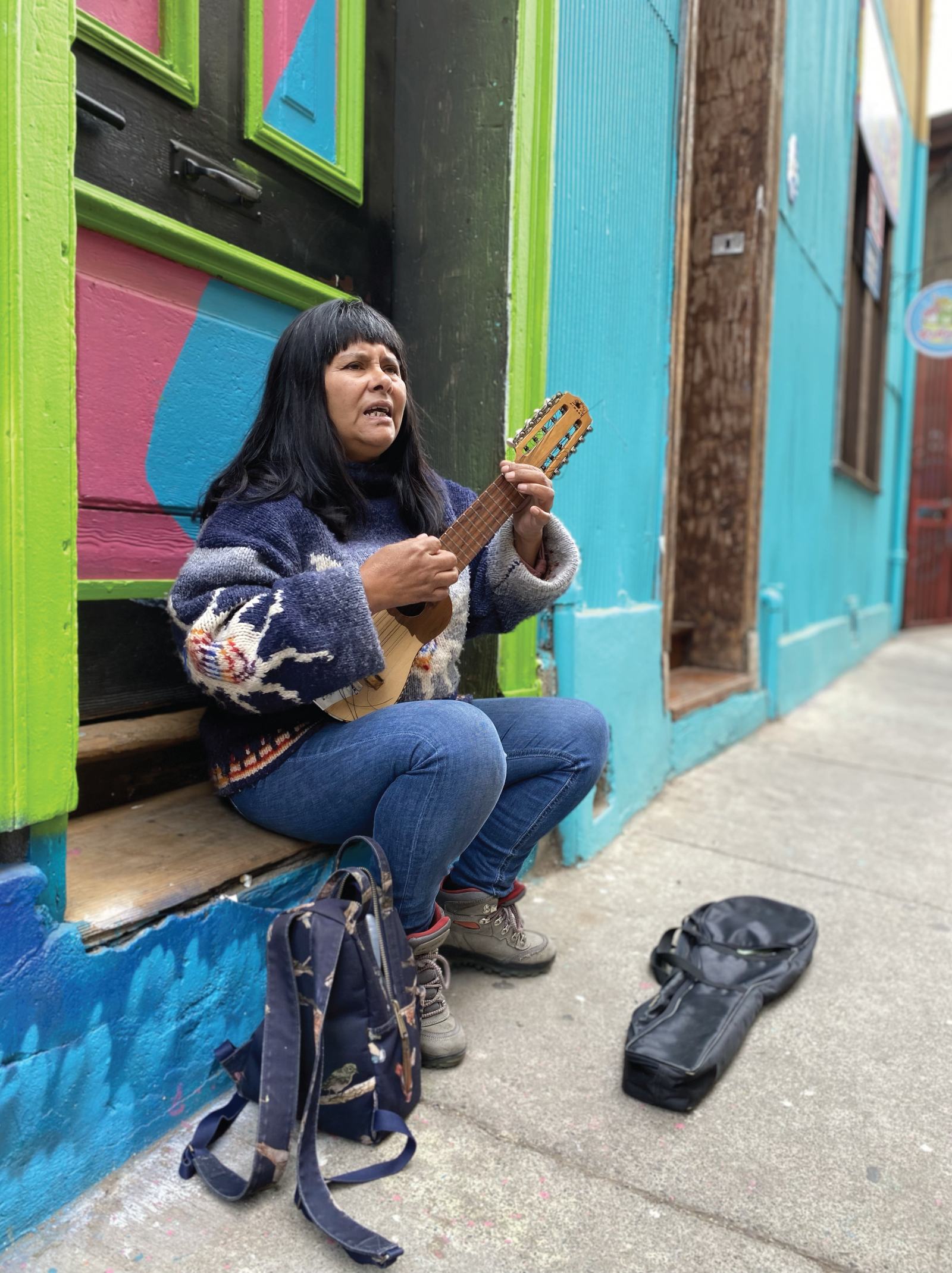 Women with ukulele 